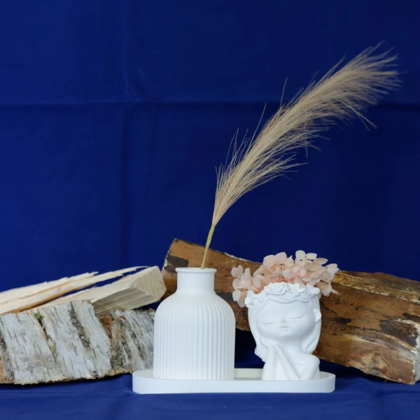 Vase + träumendes Mädchen + Tablett kombiniert