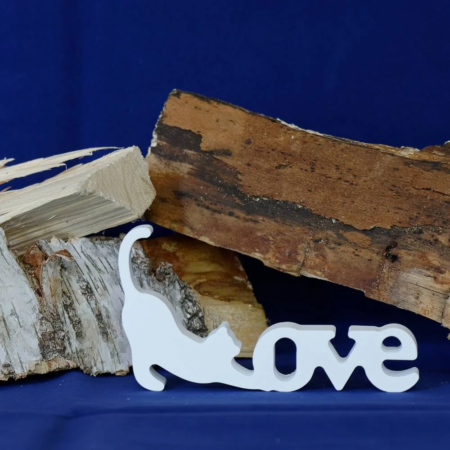 Schriftzug "Love" mit Katze